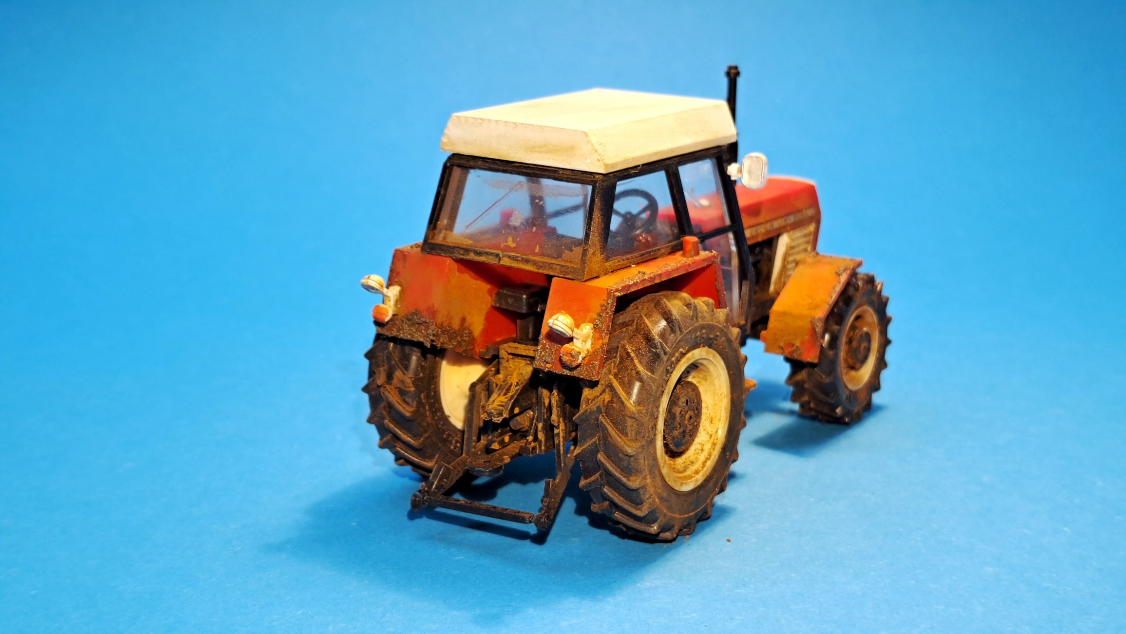 1:43 - traktor Zetor Crystal 8045 - červený II. - hotový model PATINA