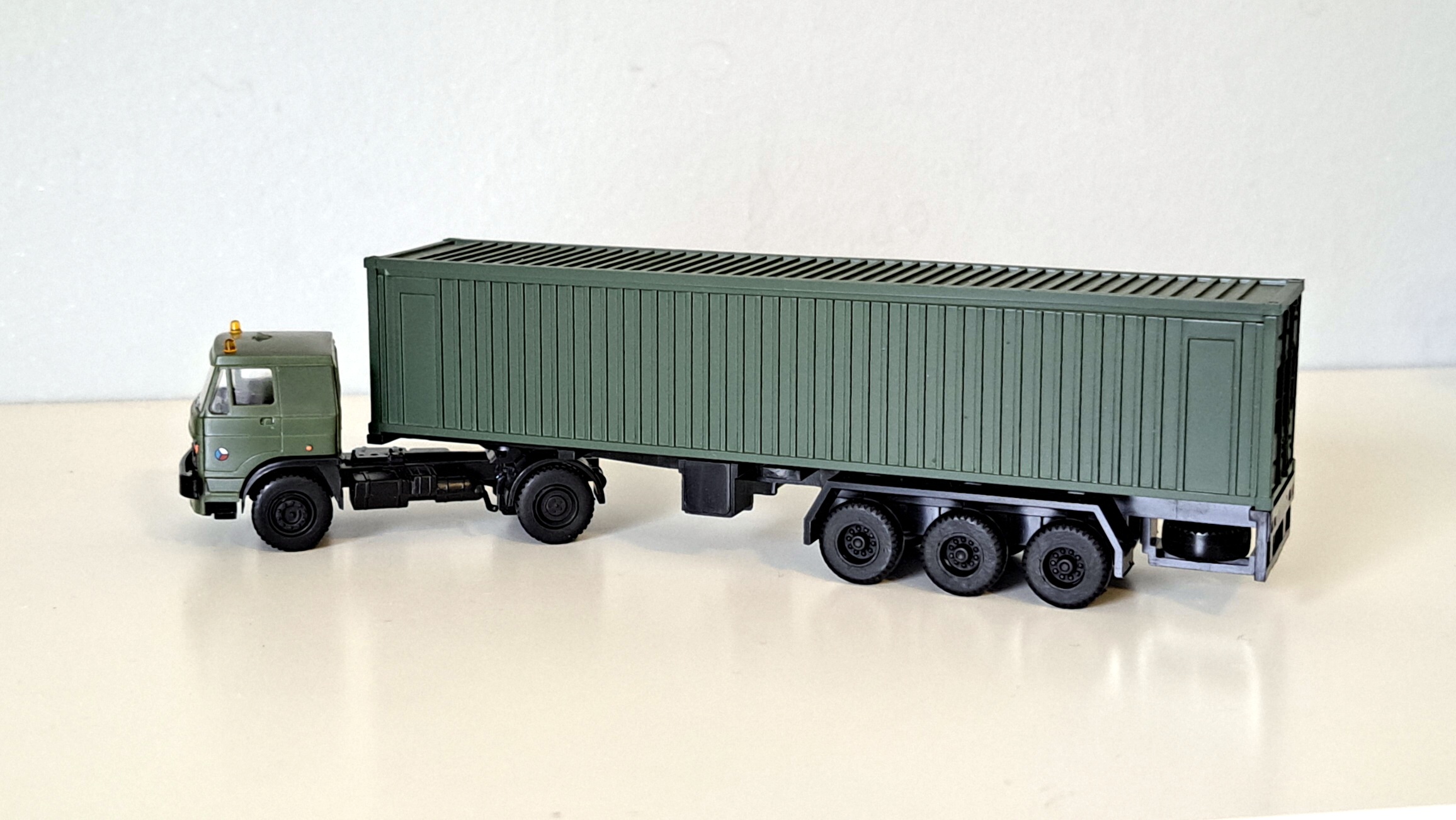 LIAZ tahač  + návěs s 40" kontejnerem - ČSLA - 1:87