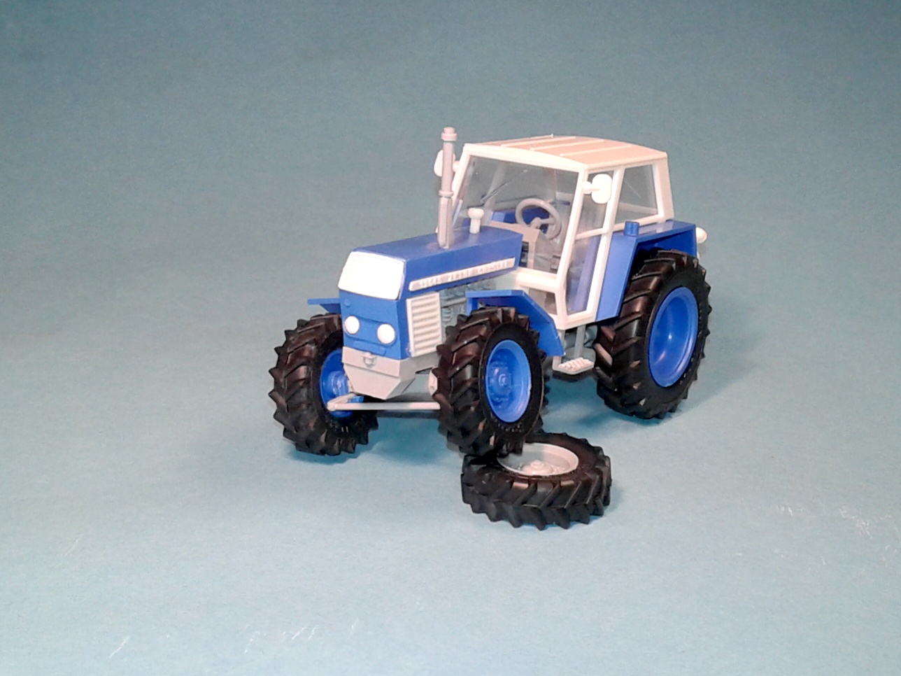1:43 - traktor Zetor Crystal 12045 - modrý - stavebnice