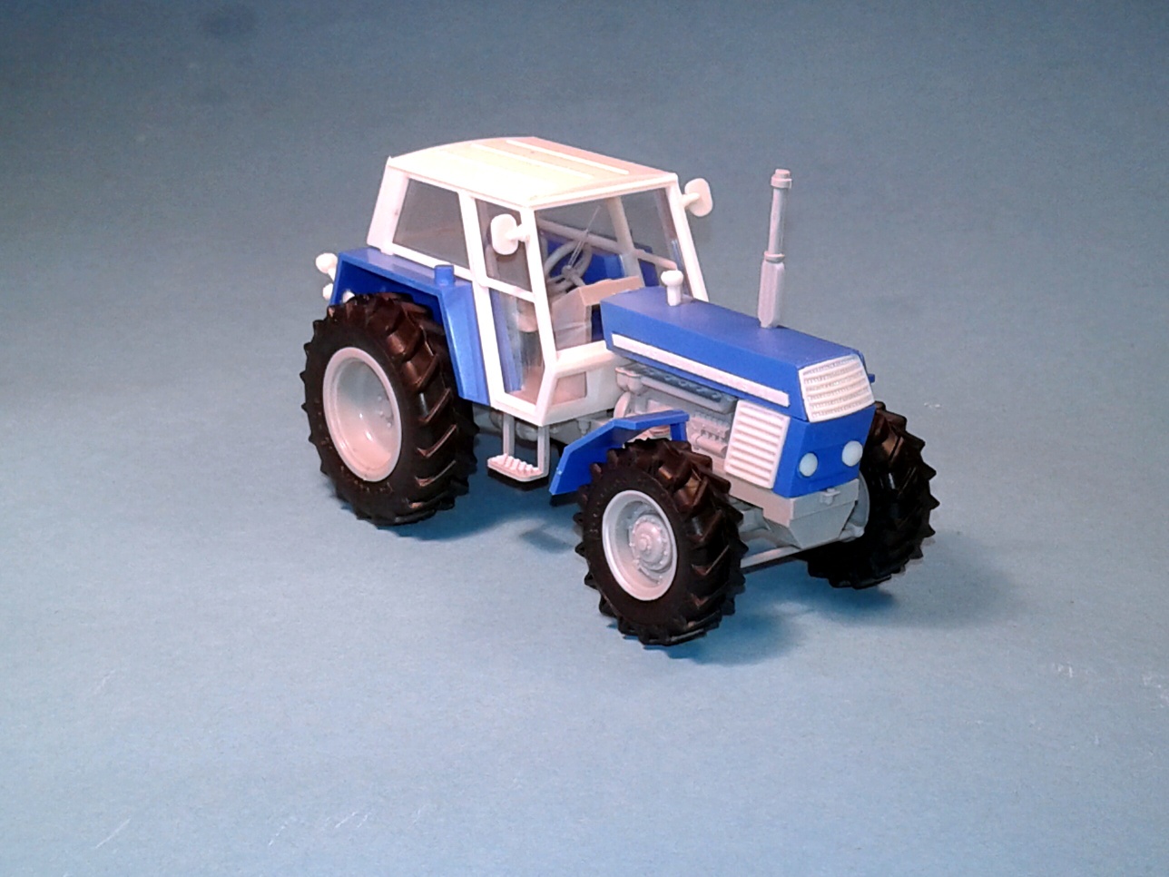 1:43 - traktor Zetor Crystal 12045 - modrý  II. - stavebnice