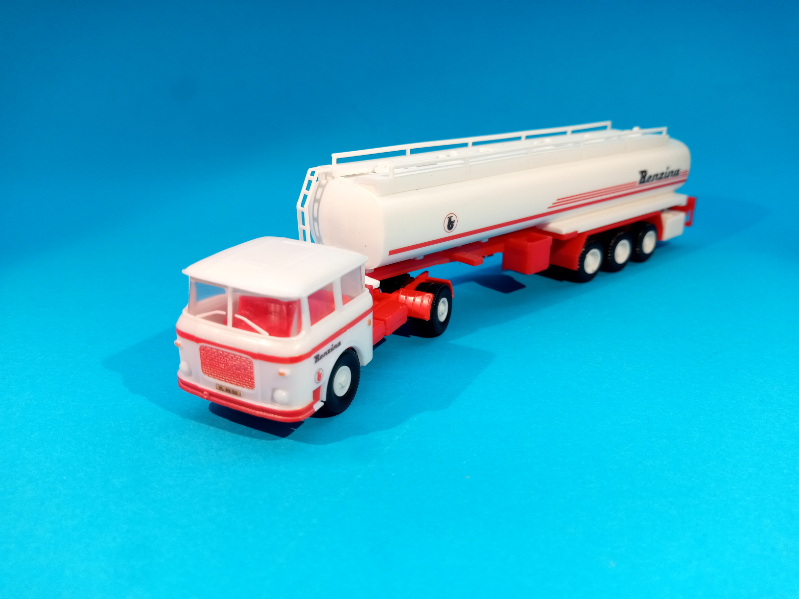 * Škoda 706 - cisterna BENZINA - 1:87    