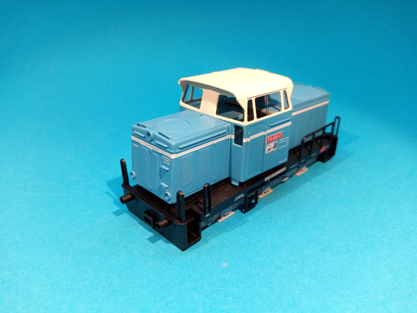 T334 - 710.455-7 - kompletní karoserie - 1:87