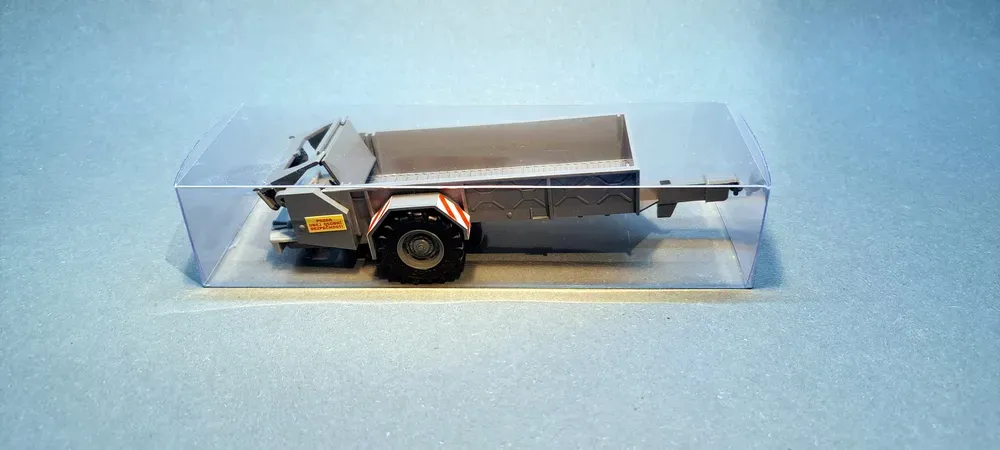 1:43 - rozmetadlo RUR-5 k traktoru Zetor Crystal 12045 - hotový model - šedá
