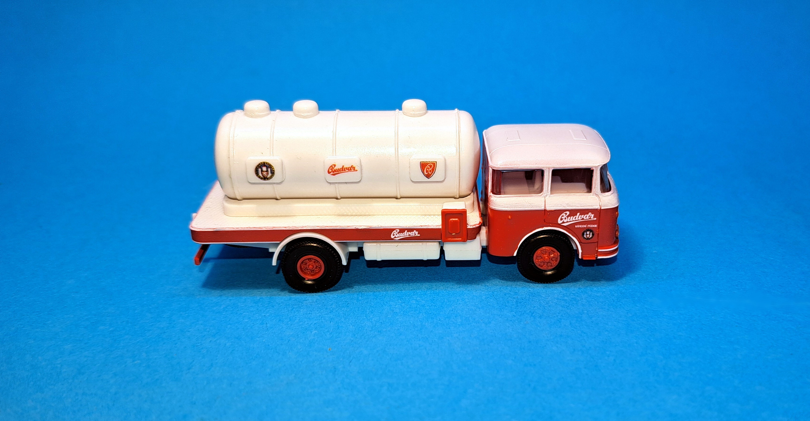 1:87 - Škoda 706 - pivní cisterna Budějovický Budvar