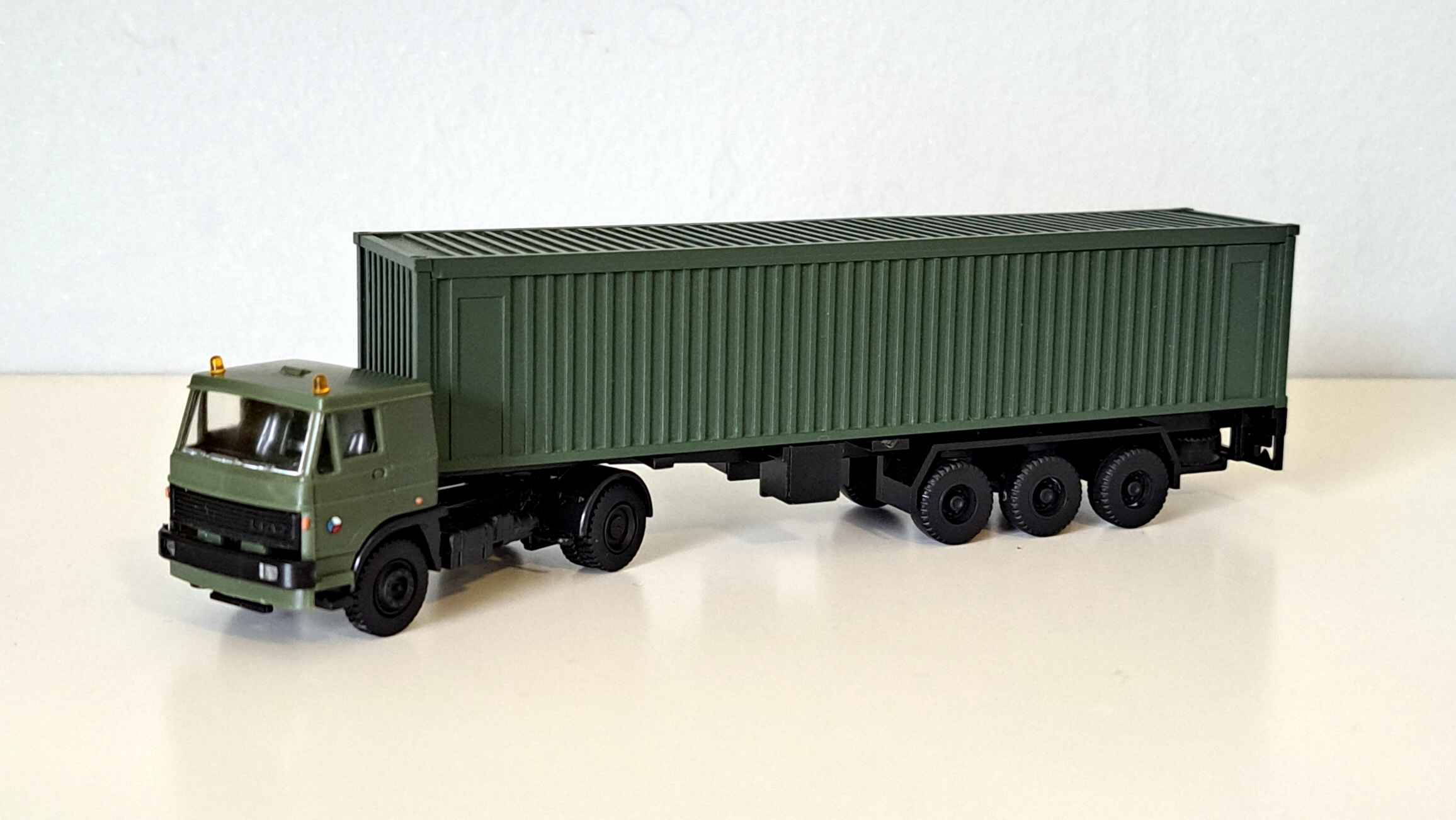LIAZ tahač  + návěs s 40" kontejnerem - ČSLA - 1:87