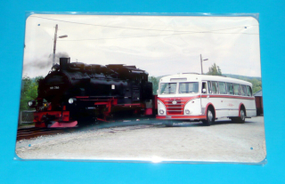 Loko 99 786 + autobus IFA  20 x 30 cm 