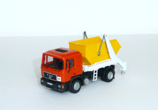 MAN - s natahovací mechanikou a kontejnerem 